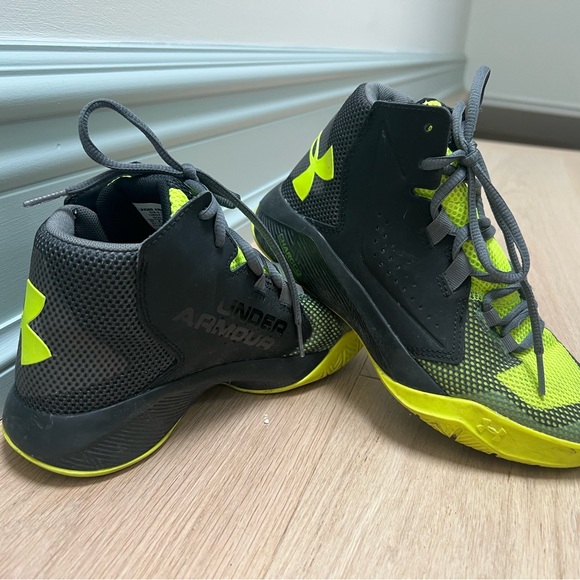 Under armour basketball shoes (grade school size 4) - Picture 2 of 4